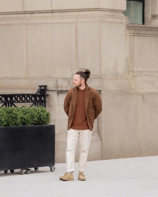 Как носить коричневую водолазку с белыми брюками чинос