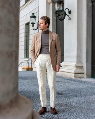 Как носить коричневую водолазку с белыми классическими брюками мужчине