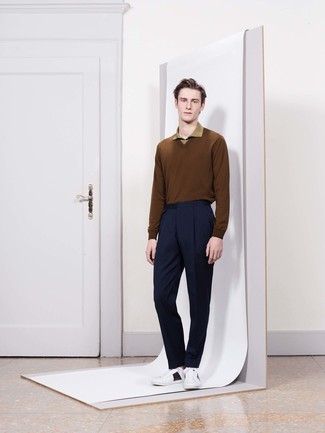 С чем носить коричневый свитер с v-образным вырезом мужчине