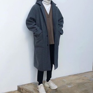 С чем носить коричневый свитер с v-образным вырезом мужчине