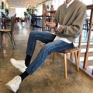 С чем носить коричневый свитер с v-образным вырезом мужчине