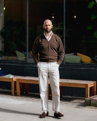 С чем носить коричневый свитер с v-образным вырезом мужчине