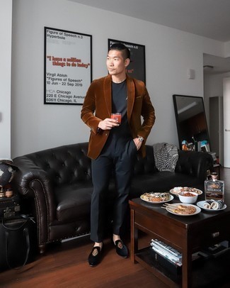 С чем носить коричневый бархатный пиджак мужчине