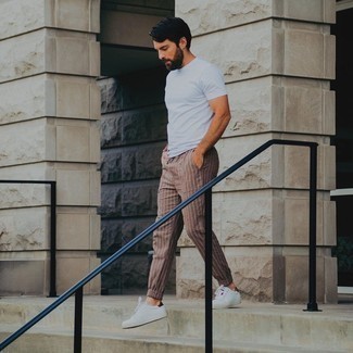 С чем носить коричневые брюки чинос в вертикальную полоску