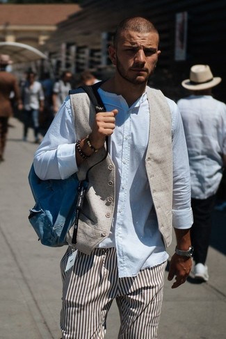 С чем носить коричневые классические брюки в вертикальную полоску мужчине