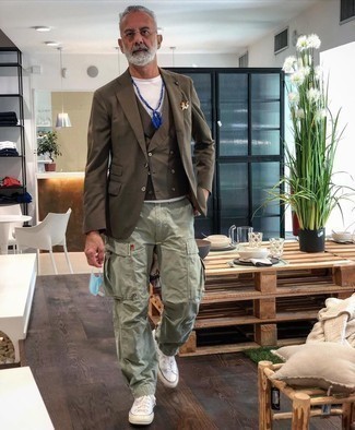 Как носить коричневый жилет с коричневым пиджаком