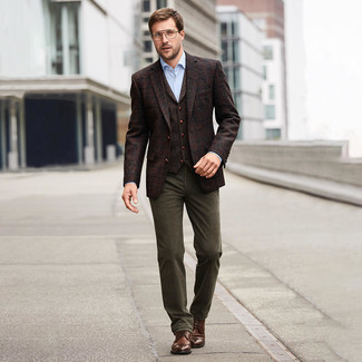 Как носить коричневый жилет с темно-коричневым пиджаком