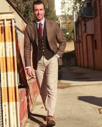 Какие ботинки дезерты носить с коричневым жилетом