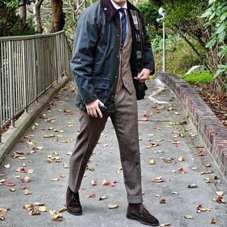 Какие ботинки дезерты носить с коричневым жилетом