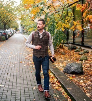 Какие ботинки дезерты носить с коричневым жилетом