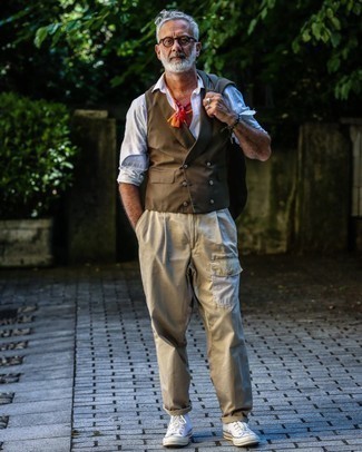 С чем носить коричневый жилет