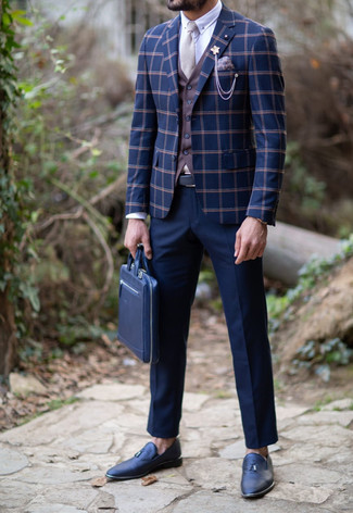 Как носить коричневый жилет с темно-синим пиджаком