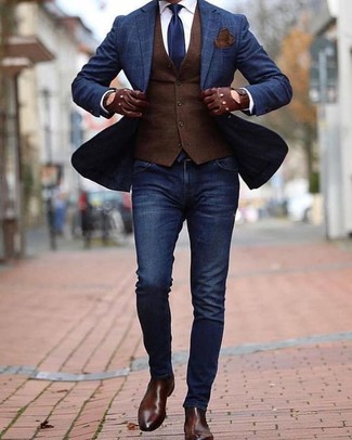Как носить коричневый жилет с темно-синими джинсами