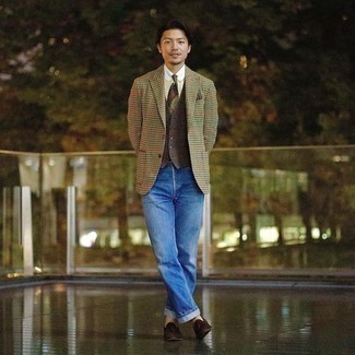 Как носить коричневый жилет с темно-синими джинсами