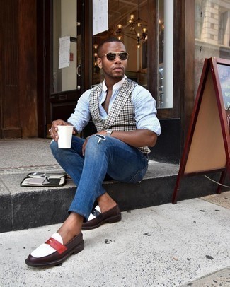 Как носить коричневый жилет с темно-синими джинсами