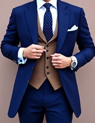 Как носить коричневый жилет с темно-синим костюмом