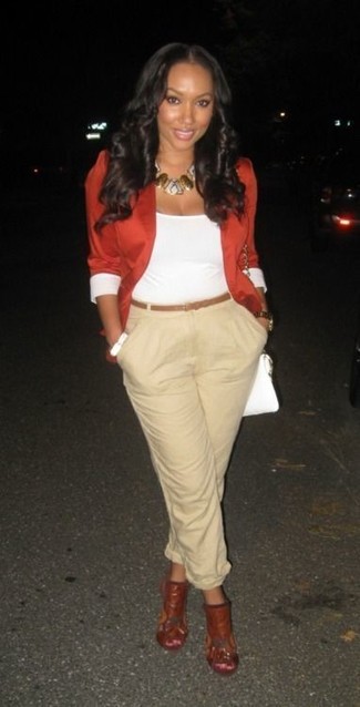 С чем носить коричневые часы женщине