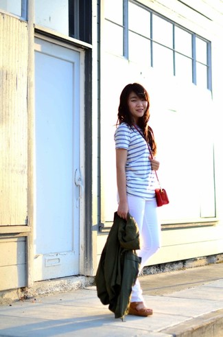 Какие джинсы носить с коричневыми босоножками на танкетке