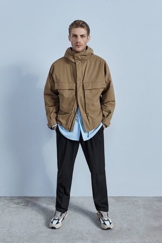 Как носить коричневую ветровку с черными брюками чинос