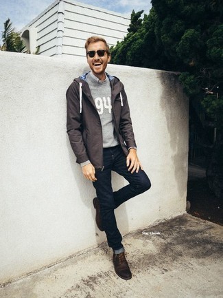 Какие повседневные ботинки носить с коричневой ветровкой мужчине