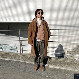 Как носить коричневую ветровку с серыми брюками чинос