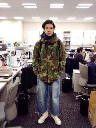 Какие высокие кеды носить с коричневой ветровкой мужчине