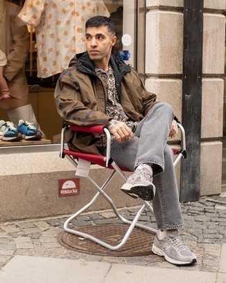 Какие джинсы носить с коричневой ветровкой мужчине