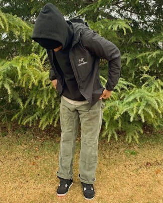 Какие низкие кеды носить с коричневой ветровкой мужчине