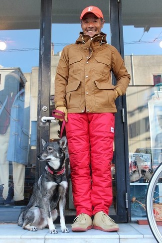 Как носить коричневую ветровку с розовыми брюками карго