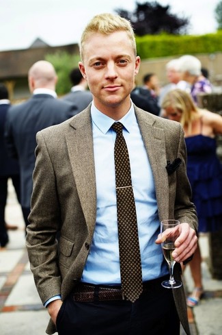 Как носить коричневый шерстяной пиджак с черными классическими брюками мужчине