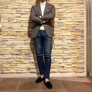 Как носить коричневый шерстяной пиджак с черными замшевыми лоферами мужчине