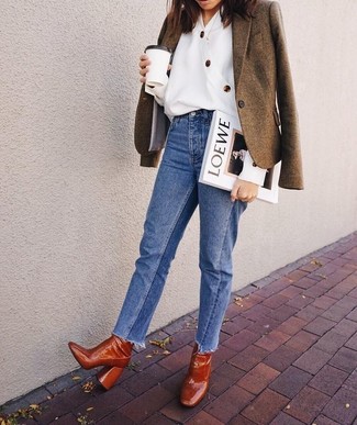 Как носить коричневый шерстяной пиджак с синими джинсами женщине