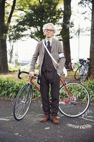 Как носить коричневый шерстяной пиджак с коричневыми замшевыми ботинками дезертами