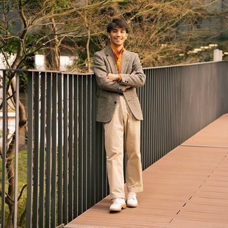 Как носить коричневый шерстяной пиджак с светло-коричневыми брюками чинос