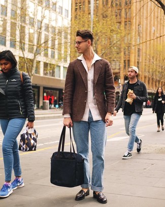 Как носить коричневый шерстяной пиджак с голубыми джинсами мужчине