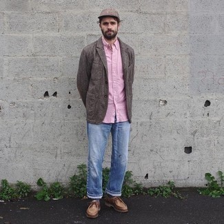 Как носить коричневый шерстяной пиджак с голубыми джинсами мужчине