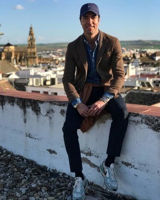 Как носить коричневый шерстяной пиджак с мятными кроссовками мужчине