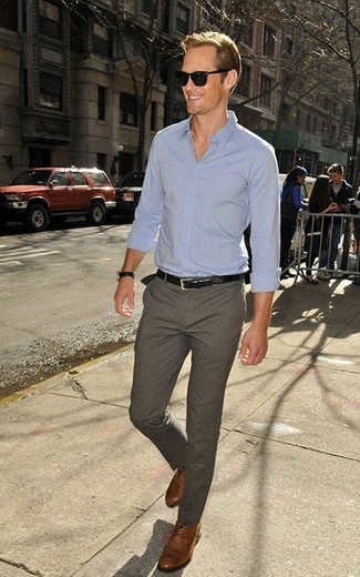 С чем носить коричневые шерстяные классические брюки мужчине