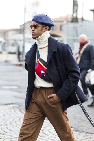 С чем носить коричневые шерстяные классические брюки мужчине