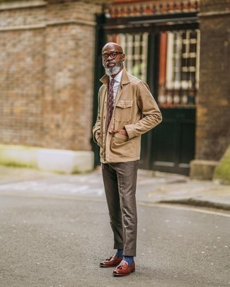 С чем носить коричневые шерстяные классические брюки мужчине