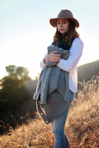 С чем носить коричневую шерстяную шляпу женщине