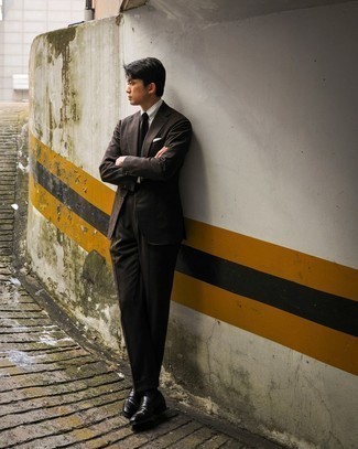 Как носить коричневый шерстяной костюм с черными кожаными лоферами