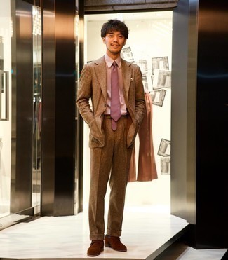 Как носить коричневый шерстяной костюм с темно-коричневыми замшевыми монками