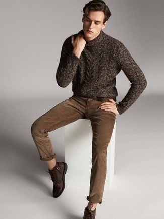 С чем носить коричневую шерстяную водолазку мужчине