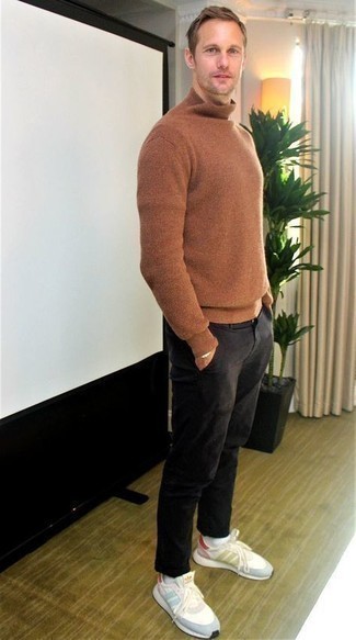 С чем носить коричневую шерстяную водолазку мужчине