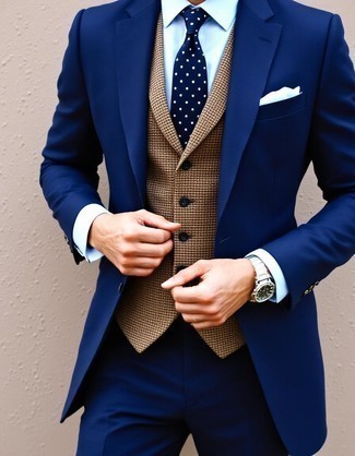 Как носить коричневый шерстяной жилет с синим костюмом