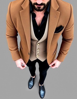 Как носить коричневый шерстяной жилет с коричневым пиджаком