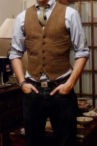 Как носить коричневый шерстяной жилет с темно-синими джинсами