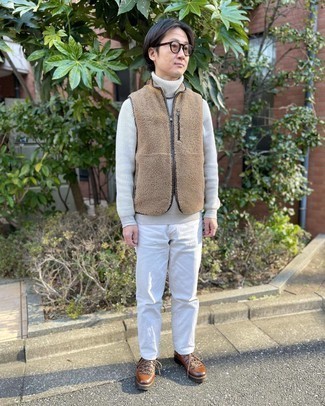 Какие куртки без рукавов носить с коричневыми рабочими ботинками мужчине