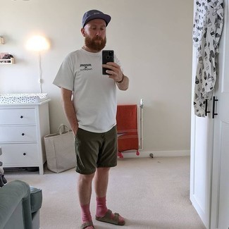 С чем носить коричневый плетеный браслет мужчине